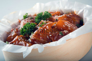 Japanse zalm in bamboe ring closeup